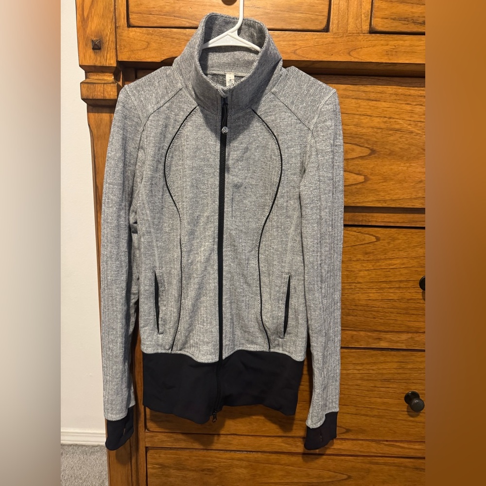 Lululemon scuba sweater women’s size 6